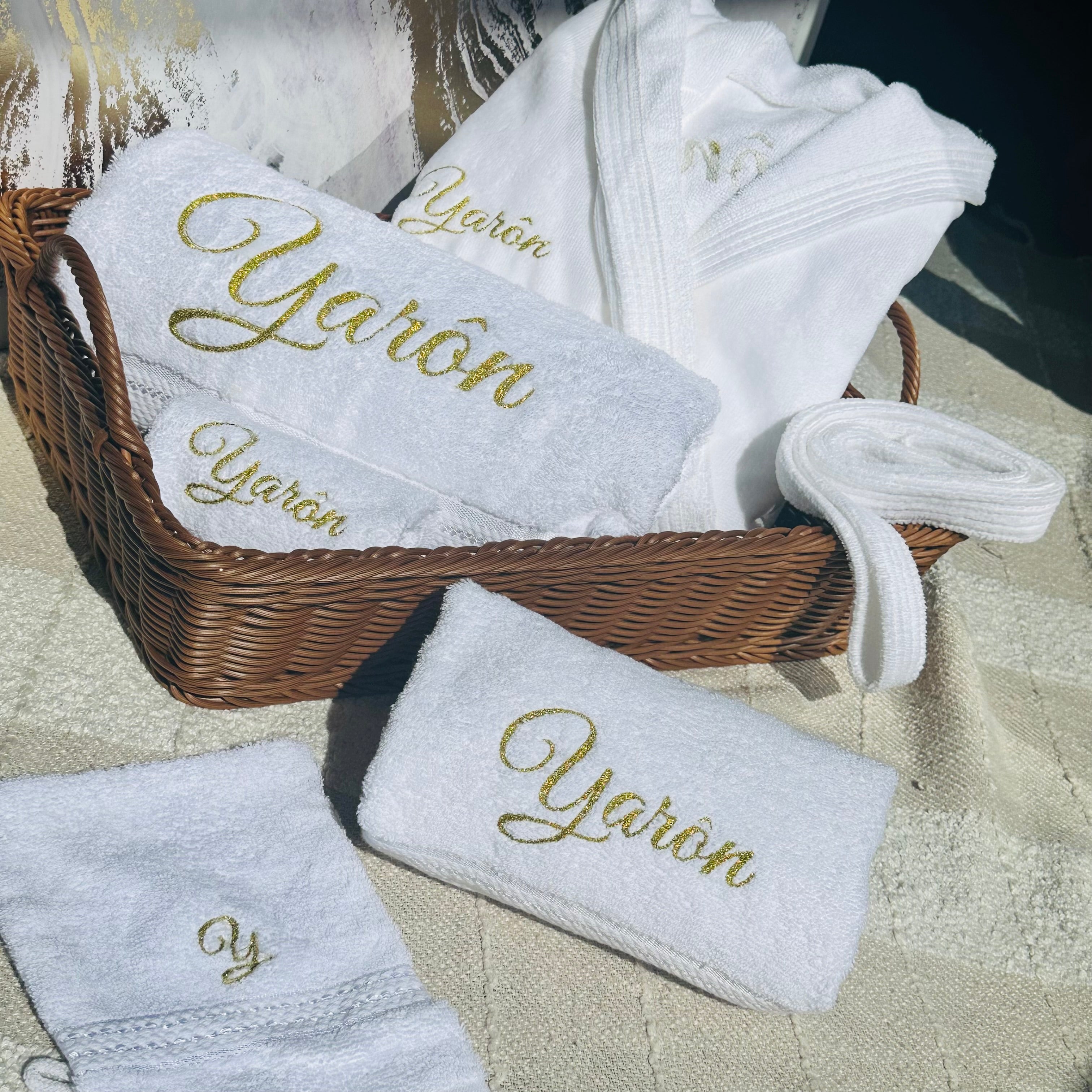 Coffret Prestige Solo – Peignoir & Serviettes Brodés
