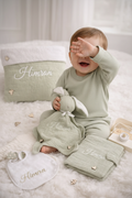 Bébé bras cache les yeux