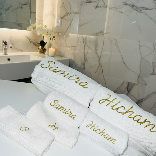 Serviettes brodées - arrière-fond salle de bain